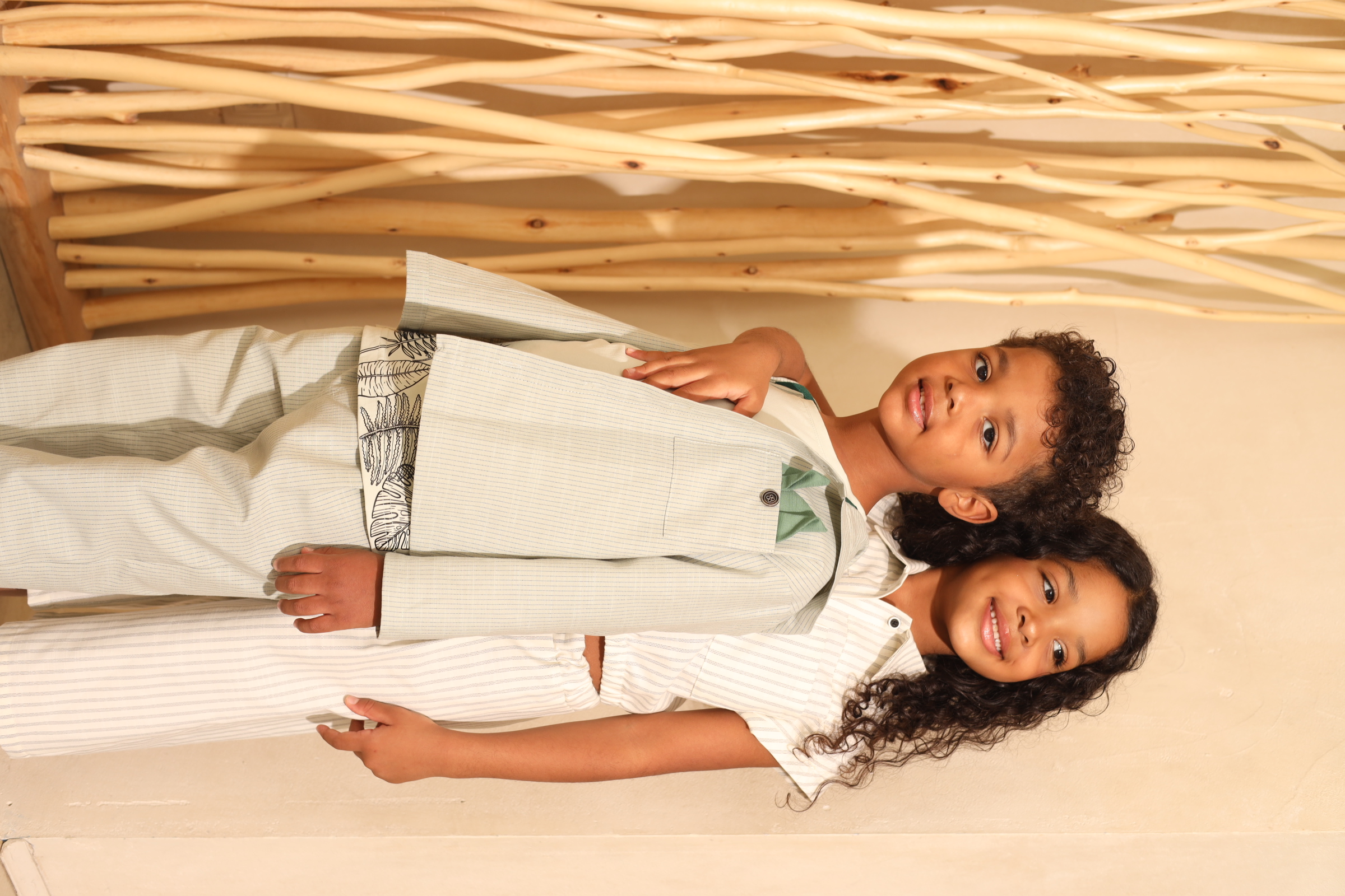 Дети в светлой одежде